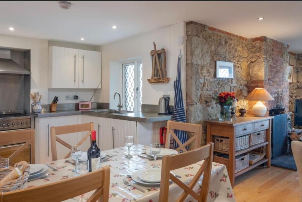 The Old Boat House, Seaview - Seafront Three Bedroom Cottage With Separate Two Bedroom Annexe 외부 사진
