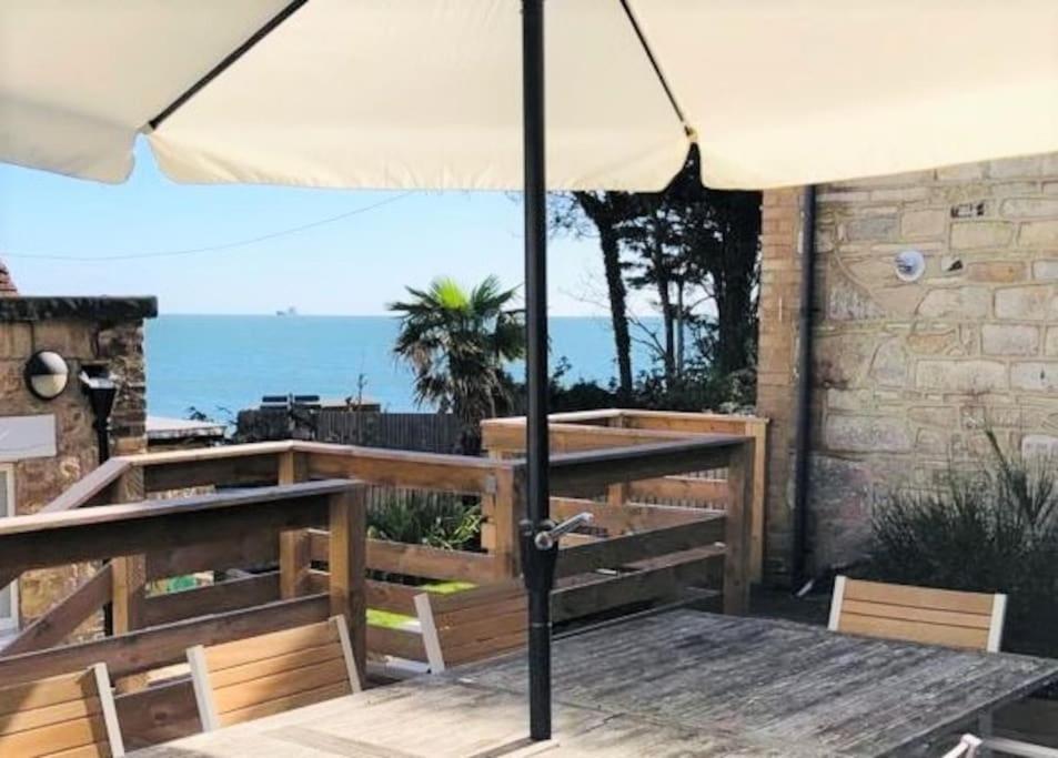 The Old Boat House, Seaview - Seafront Three Bedroom Cottage With Separate Two Bedroom Annexe 외부 사진