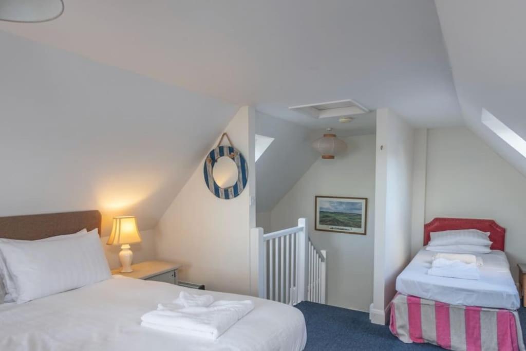 The Old Boat House, Seaview - Seafront Three Bedroom Cottage With Separate Two Bedroom Annexe 외부 사진